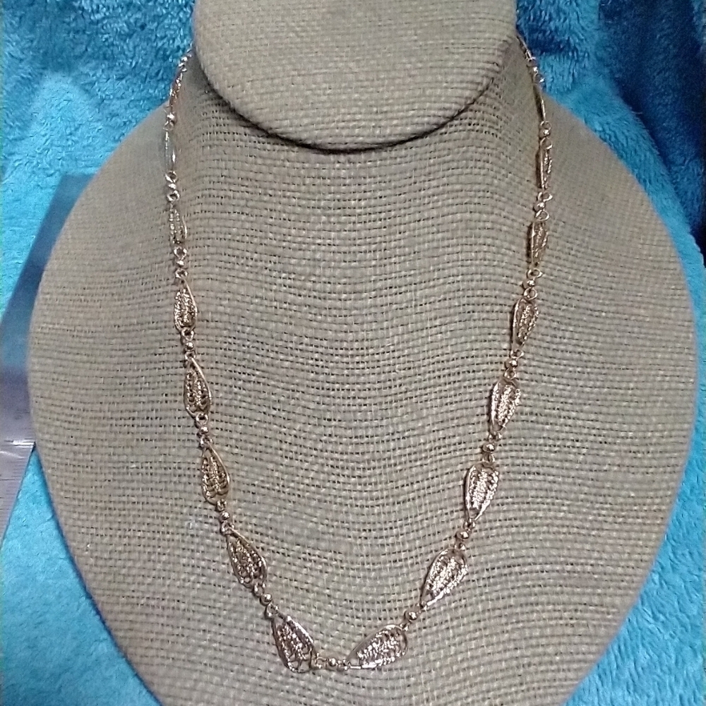 Delicate goldtone trifari chain necklace vintage